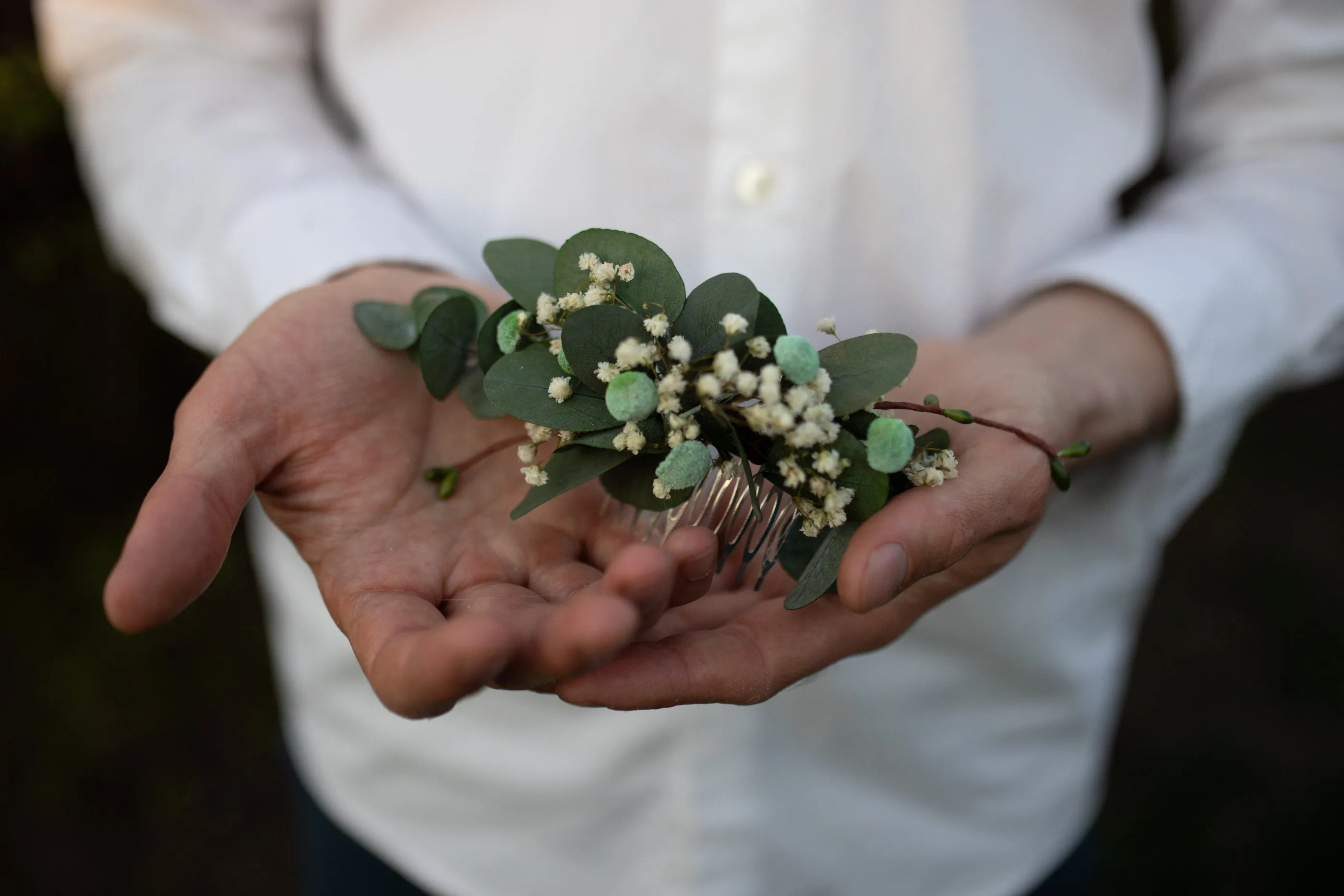 Greenery wedding comb Flower hair comb Bridal flower comb with eucalyptus Magaela accessories Handmade hair comb Greenery Wedding comb