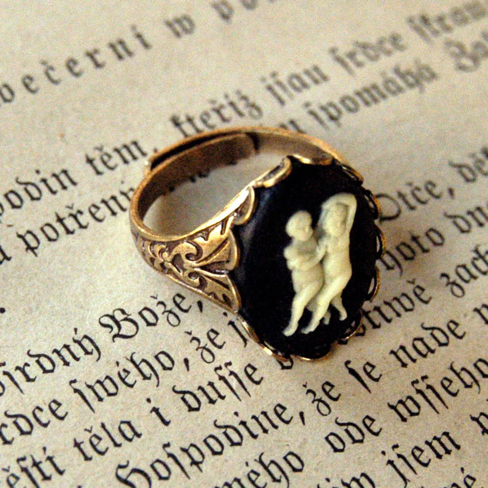 Vintage Zodiac Cameo Ring - Gemini